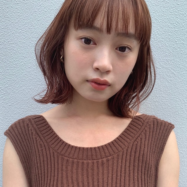 外ハネボブヘアには、こなれ感たっぷりのワイドバングがベストマッチ！