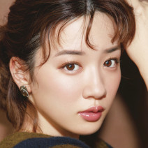 永野芽郁さん 好感度高めの「ブラウン＆コーラル」メイクで秋の最旬美人顔に