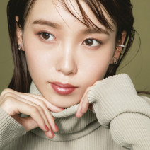 飯豊まりえさん 「ヴィセ アヴァン」のハイライト×「エトヴォス」のくすみレッドで知的なふっくら唇に
