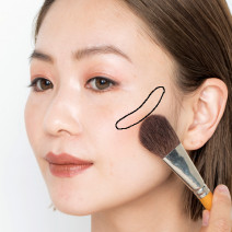 くすみピンク or クリアピンク、あなたに似合うチークカラーはどっち？｜顔立ち別チークの入れ方のポイントもご紹介