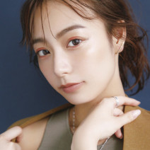 宇垣美里さん ジルスチュアート＆MiMCの秋新色で、おしゃれなムードの目元に