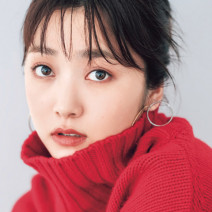 着るだけ小顔服は「埋もれるトップス」！むくみもフェースラインのコンプレックスも“ゆるっと感”で解決
