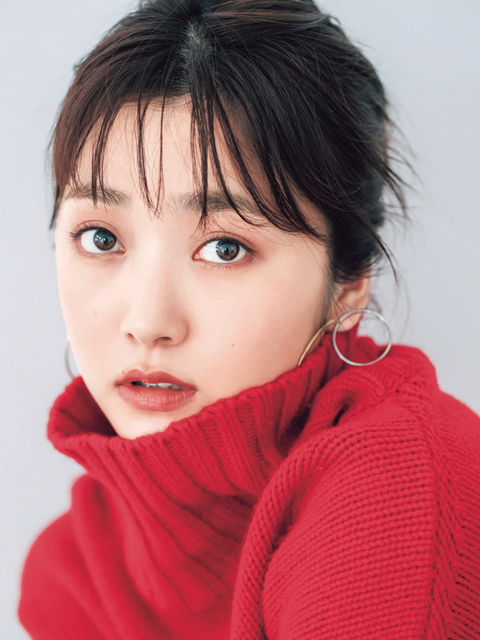 着るだけ小顔服は「埋もれるトップス」！むくみもフェースラインのコンプレックスも“ゆるっと感”で解決