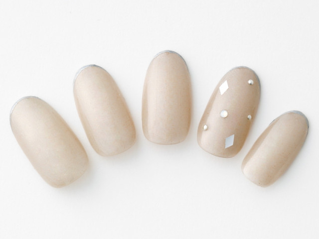 クール＆エレガントな印象の極細シルバーフレンチ×ベージュネイル