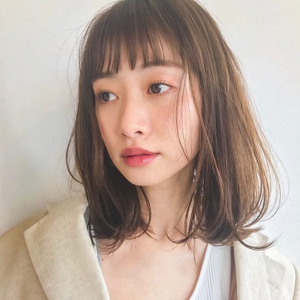 短めバング×縦長シルエットのロブヘアは、抜け感がちょうどいい！