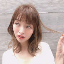 ミルクティーカラーでやわらか質感に♪ブリーチありなしどちらでもフェミニン見え
