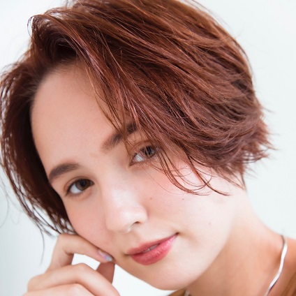 ハンサムショートヘアは、根元ふんわりの長めバングで女度アップ！