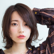 ふわっと動く外ハネヘアで、大人かわいいニューカマーのウルフカット