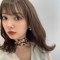 おろし流しバングで大人かわいく！　ウェットな質感の外ハネミディ