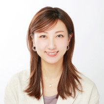 伸ばしかけの厚めの前髪を自然に流してキープ｜きっちり固めずに邪魔にならない前髪テク【美容賢者の髪コンプレックス解消vol.81】