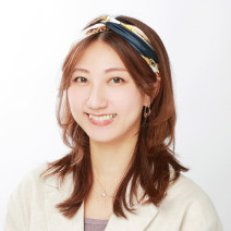 ボリュームを抑えながらこなれたダウンヘアに♪｜多毛なのに髪を下ろしていてもすっきり見えるスカーフアレンジ【美容賢者の髪コンプレックス解消vol.84】
