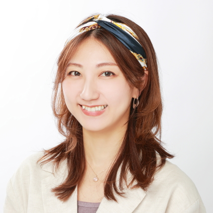 ボリュームを抑えながらこなれたダウンヘアに♪｜多毛なのに髪を下ろしていてもすっきり見えるスカーフアレンジ【美容賢者の髪コンプレックス解消vol.84】