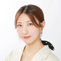 “タイトなひとつ結び”＆“スカーフ巻き”で多毛感をカバー｜大人な遊び心もあるひとつ結びアレンジ【美容賢者の髪コンプレックス解消vol.83】
