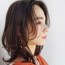 カールで動きをつけてヘアスタイルをおしゃれに！内巻き・外ハネなどタイプ別にご紹介