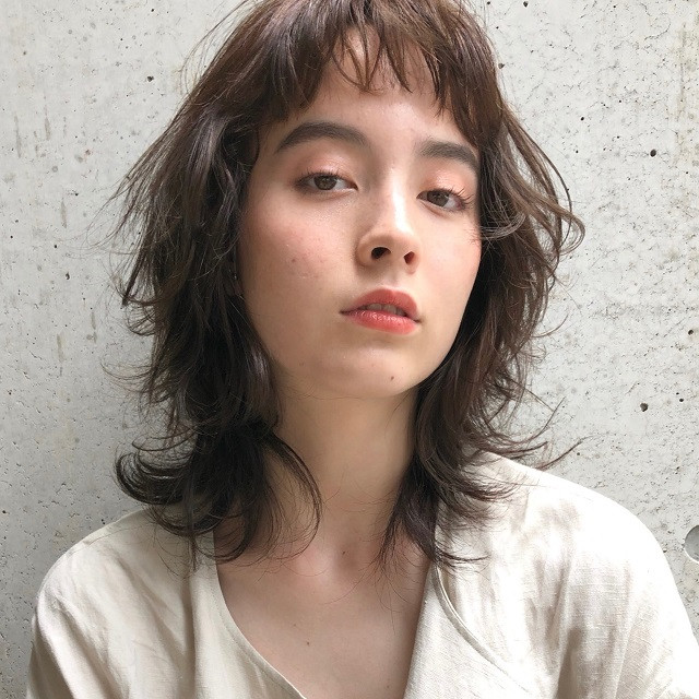 ウェーブ巻きのヘアスタイリングまとめ コテを使ったセルフ巻きやアレンジ方法も紹介 美的 Com