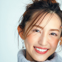 面長顔をすっきり小顔に！「柔らかベージュ」で“しゅっと”顔にするチークテクニック