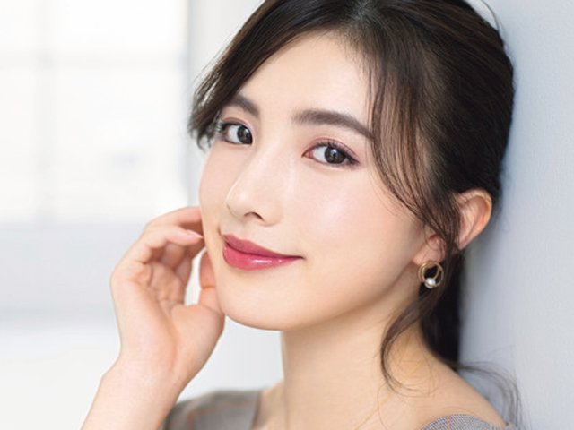 小顔に見えるアイメイク“目頭寄せシャドウ”とは？モデル・濱田あおいさんがメイク、スキンケア、ヘアアレンジの小顔術を伝授！