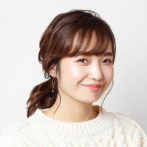 トップのボリュームをキープしつつヘアゴム2本使いで飾りを“映え”させる！｜顔の丸みもカバーするポニーテールテクニック【美容賢者の髪コンプレックス解消vol.89】