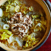『深夜食堂』の“インスタ映え”メニューを紹介！料理研究家の重信初江さんが作る「豚と発酵白菜の鍋」レシピ大公開