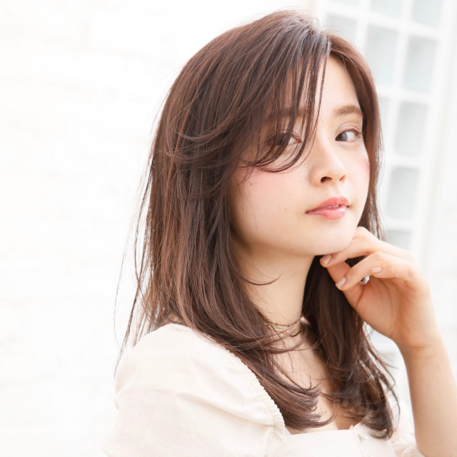 うざバングと“おくれ毛”で色っぽヘアに