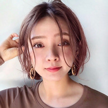ふんわりショートボブヘアは、ルーズに耳にかけたシャレ感のある長め前髪が鍵