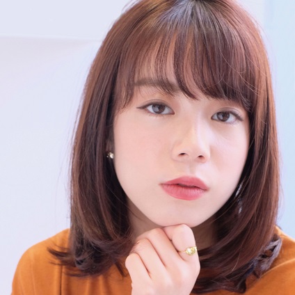 肩でスウィングするローレイヤーヘア。透け前髪とのコンビで今年顔のミディ