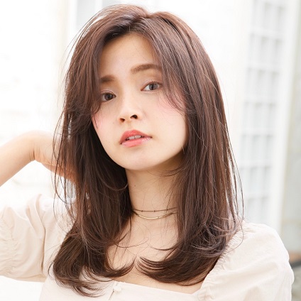 ふんわりロングは、うざバングと“おくれ毛”で色っぽヘアに｜毛先ワンカールでOK
