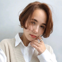 透け感のある長め前髪×センターパートのジェンダーレスショート