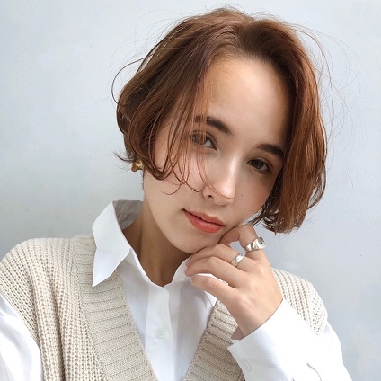 透け感のある長め前髪×センターパートのジェンダーレスショート