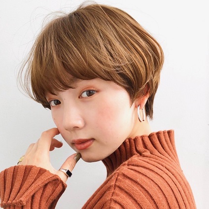 小顔見せの大人かわいいマッシュショートヘアで、ナチュラルに愛らしく！