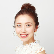 高めの位置でまとめた“おだんご”で絶壁をカバーしつつ脱バレリーナ！｜大人かわいいおだんごヘアアレンジ【美容賢者の髪コンプレックス解消vol.87】