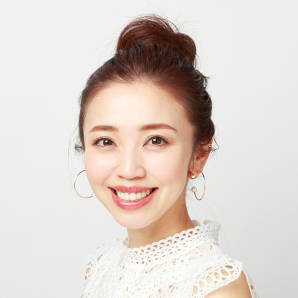 高めの位置でまとめた“おだんご”で絶壁をカバーしつつ脱バレリーナ！｜大人かわいいおだんごヘアアレンジ【美容賢者の髪コンプレックス解消vol.87】