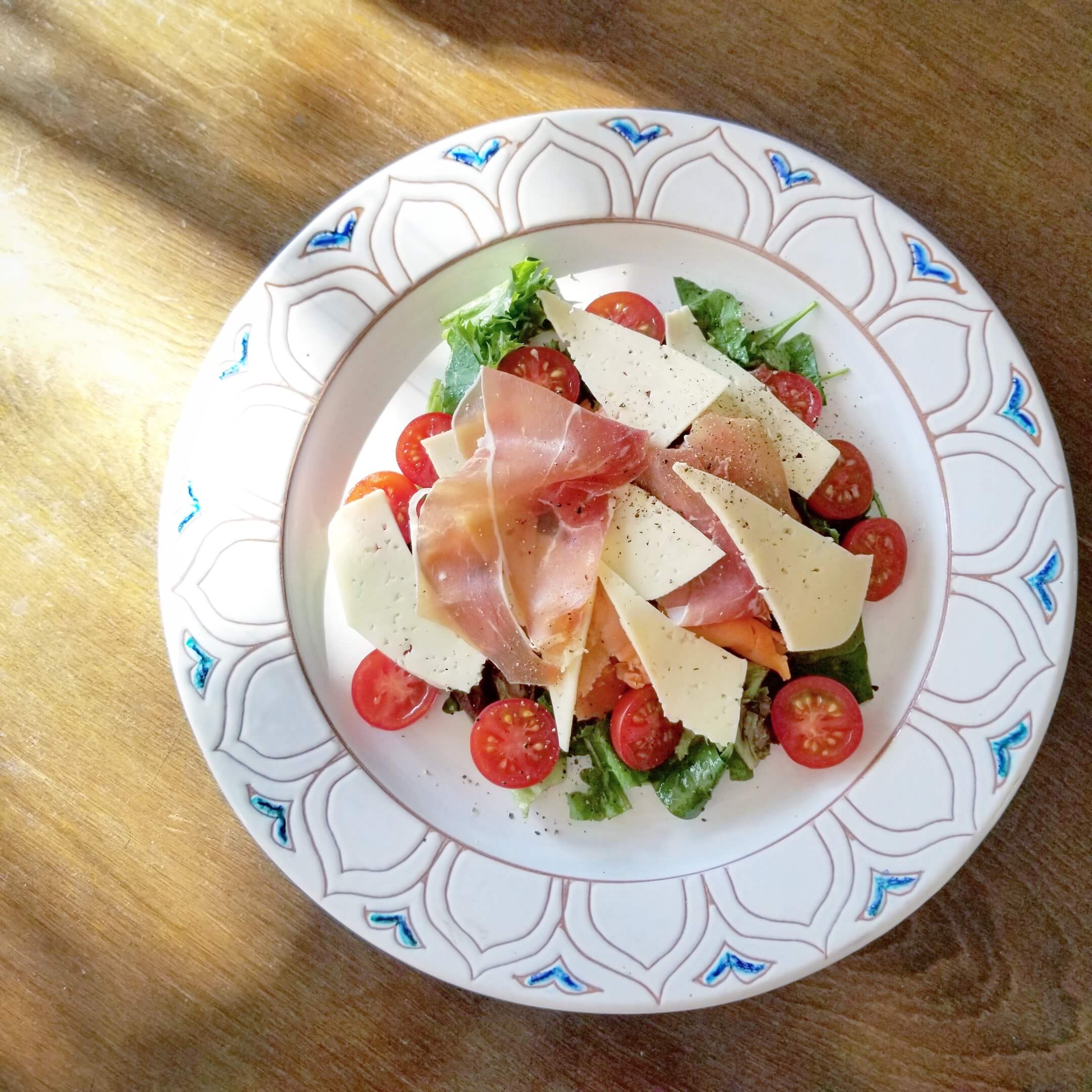風邪も肌あれも吹き飛ばす！「ルッコラと生ハム＆サーモン＆チーズのイタリアンサラダ」Today’s SALAD ＃99
