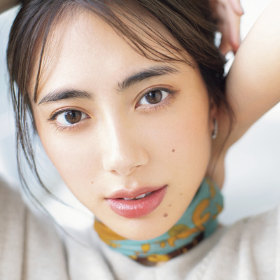 モデル・土屋巴瑞季さんの小顔メイク術｜フジコのおでこシャドウ＆NARSのシェーディングでシャープな顔に！