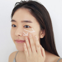 “薄ツヤ肌”で女っぽく上品に。どんなメイクや服にも合うベースメイク術｜林 由香里メイクの極意5