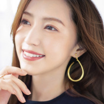 モデル・有村実樹さんの小顔テクニック大公開！顔まわりの毛束で横顔面積カバー、濃いめリップでシャープに