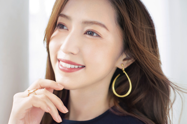 モデル・有村実樹さんの小顔テクニック大公開！顔まわりの毛束で横顔面積カバー、濃いめリップでシャープに