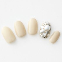 【365日ネイル】無垢なホワイトトーンで１年をリセット！　ワントーンで清楚に輝くビジューネイル