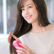 タングルティーザーのブラシで頭皮すっきり！サラツヤ美髪を育むブラシ習慣