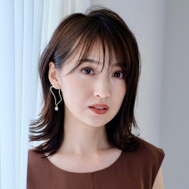透け感前髪＋シャレ感のある上品な外ハネミディで、カジュアルでも華やかに