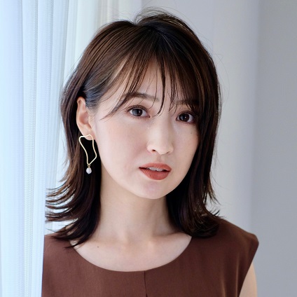透け感前髪＋シャレ感のある上品な外ハネミディで、カジュアルでも華やかに