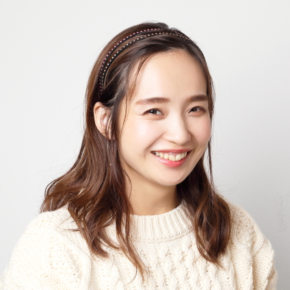 旬のカチューシャで大人かわいく♪｜顔の丸みをカバーしながら華やぐカチューシャスタイル【美容賢者の髪コンプレックス解消vol. 92】