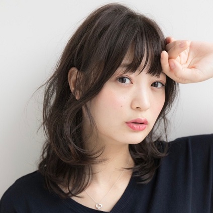 セミディは前髪あり×ゆるウェーブで！ふわりとした抜け感が魅力