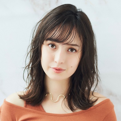 前髪ありのセミロングは、カジュアルフェミニンな重軽MIXが今っぽい♪