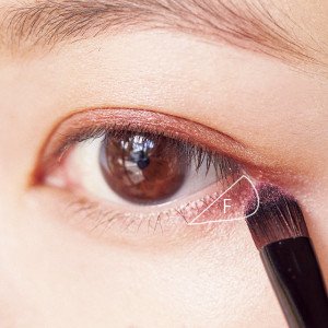 血色ボルドー系コスメで叶う「楽しそう見えメイク」
