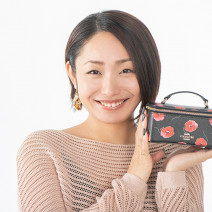 安藤美姫さんのポーチの中身大公開！「お気に入りはM･A･Cのファンデにケイトのアイブロウペンシル」