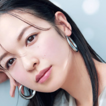 SUQQU、コフレドール、セルヴォーク…今季注目は寒色メイク！ アイスブルー×オーロラアイシャドウで立体感のある目元に