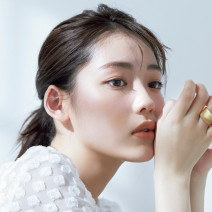 透明感をつくるファンデ＆パウダーの塗り方｜ファンデは部分塗り、パウダーでテカりを防止して