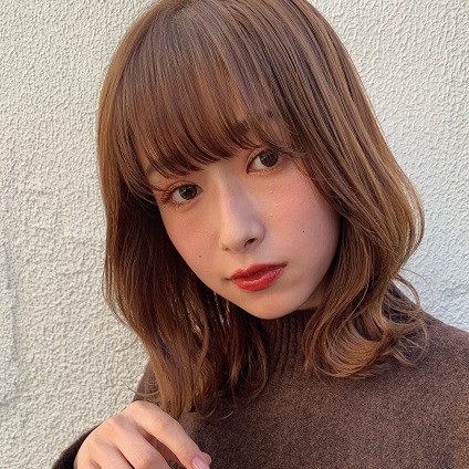 ひし形シルエットヘアが小顔を叶える！ シースルーバングのカジュアルミディ