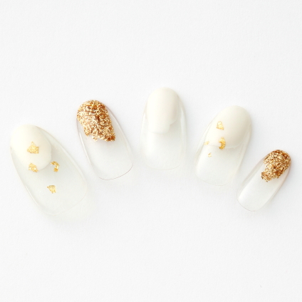 【365日ネイル】オフホワイト×ゴールドでラフに華やぐ！　ペイント塗りの変形フレンチ